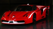 Красно-белый Ferrari FXX в темном помещении